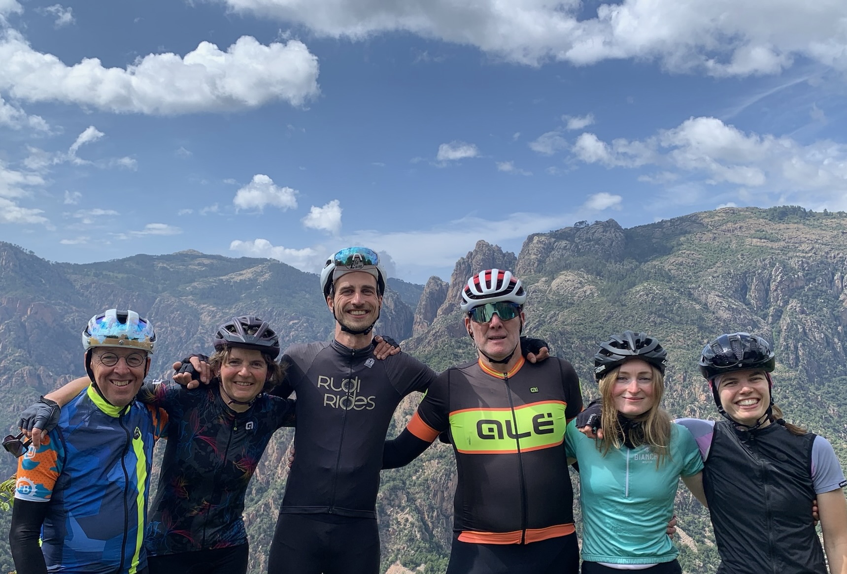 Groep van Rudi Rides bovenop de Monte Cinto